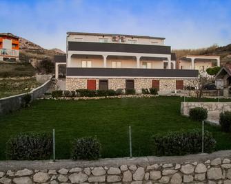 Apartmani Dalmatinka - Metajna - Building