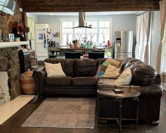 Graceful Gables: Historic 3 Brm Home, Front Porch & Timeless Charm - Conway - Living room