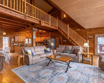 Raccoon's Paw Lodge - 1-level living! Pet Friendly Home with Pool Table, Hot tub, and Views - Boone - Living room