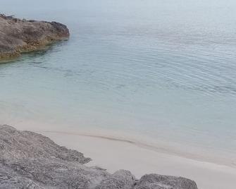 Two bedroom home Home with small beach. Spectacular sunsets! Simms Bunches brbr - Deadman's Cay - Playa