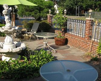 Jones Beach Hotel - Wantagh - Patio