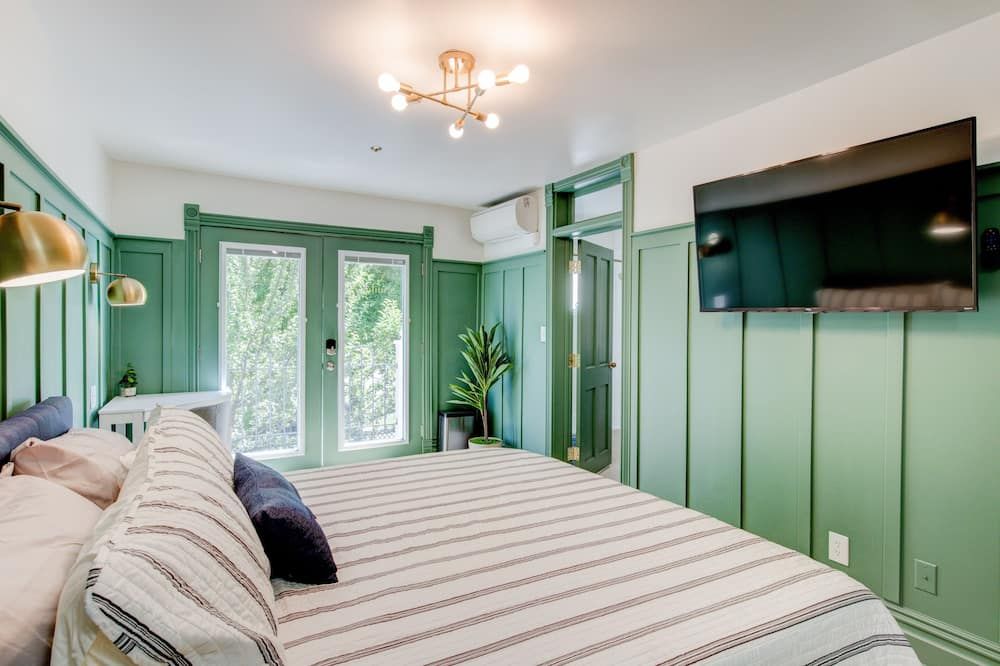 Suite 9 | Historic Art City Inn - Springville - Schlafzimmer