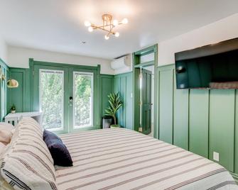 Suite 9 | Historic Art City Inn - Springville - Bedroom