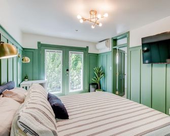 Suite 9 | Historic Art City Inn - Springville - Schlafzimmer