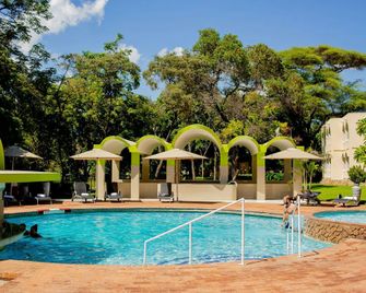 Victoria Falls Rainbow Hotel - Victoria Falls - Svømmebasseng