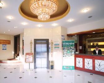 Greentree Inn Huaian Chuzhou Avenue Zhou Enlai Memorial Hall Hotel - Huai'an - Front desk