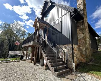 Family sized chalet on the Lakeside of Leesville Lake - pets allowed - Carrollton - Будівля