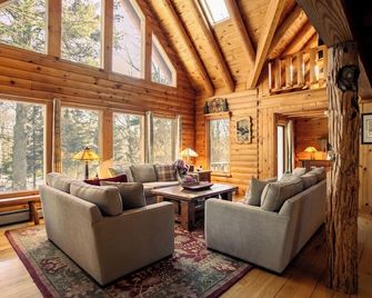 Pocono Nordic Cabin Spa Retreat: Sauna, Cold Plunge, Hot Tub, Theater, Fire Pit. - Canadensis - Living room