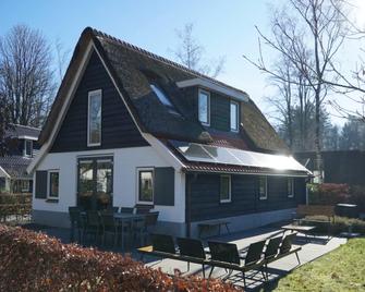 Luxury villa in Arnhem with parking - Arnhem - Building