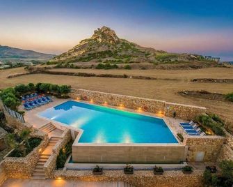 A Bed Of Roses - Marsalforn - Basen