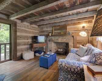 Creekside historic log cabin w/ modern amenities at historic Wade's Mill - Raphine - Sala de estar