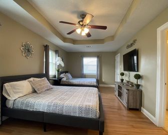 Home sweet home near New Orleans, 5BR & 11 beds - Belle Chasse - Bedroom