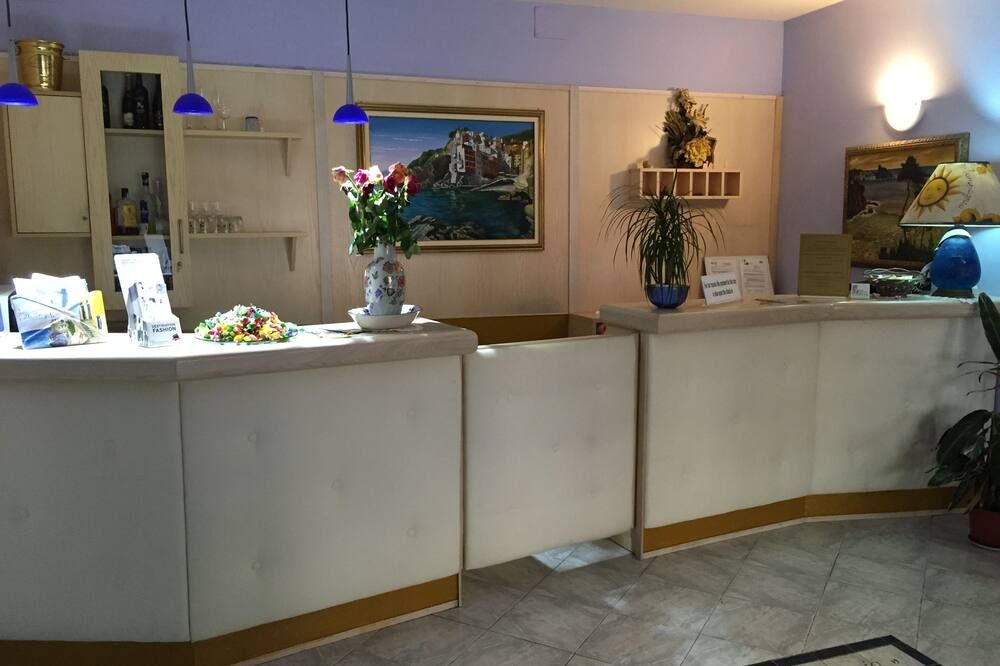 Locanda dalla Compagnia - Riomaggiore - Front desk