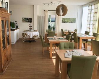 Dreibettzimmer mit Dusche und WC - Merzhausen - Restaurante