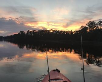 Waterfront Home With Boat Dock, Kayaks, Fishing Poles And More! - Milton - Vista del exterior