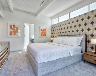 ps1957 Newly Renovated 5 BD/5 BA Mid-Century Home. New kitchens, baths, pool/spa - Palm Springs - Habitació