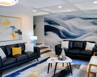 Lakefront Getaway | Sleeps 8+ | Private Pier & Hot Tub - Centre - Lounge