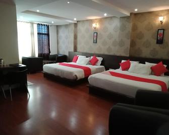 Hotel Samanvi International - Belur - Bedroom