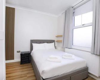 4 bedroom house close to Walmgate bar sleeps 7 - York - Bedroom