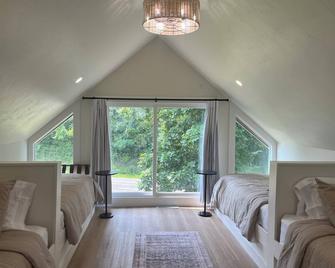 The Hillside Cottage- 2 min Walk to Road America! - Plymouth - Slaapkamer