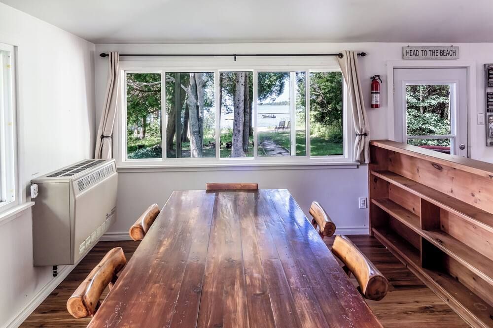 Waterfront Property in Red Bay; Open 365 Days a Year! - South Bruce Peninsula - Comedor