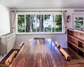 Waterfront Property in Red Bay; Open 365 Days a Year! - South Bruce Peninsula - Comedor