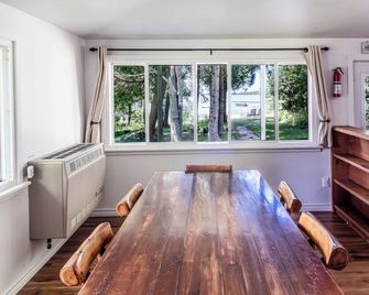 Waterfront Property in Red Bay; Open 365 Days a Year! - South Bruce Peninsula - Comedor