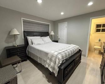 Spacious 4-bedroom house with WiFi and AC in city 5 minutes from MIA Airport - ハイアレア - 寝室