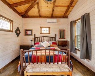 Forest Retreet 2 Bedroom•hot Tub•unique •chatming•adairsville•cabin•private - Adairsville - Ložnice
