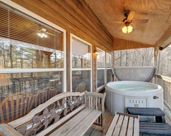 Pet-Friendly Smoky Mountain Cabin: Hunt & Fish! - Bryson City - Balcony