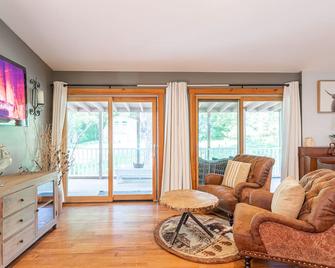 The Charming Cabin Hottubgymfirepit(Pet-Friendly) - Catskill - Living room