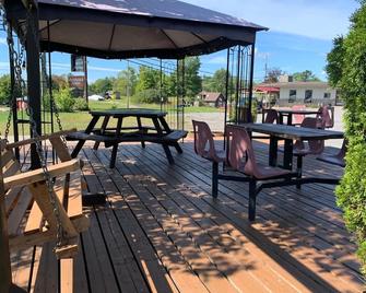 Town And Country Motel - Parry Sound - Patio