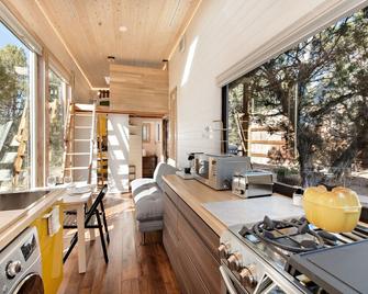 Modern Tiny Home w/ Grill, 25 Min. To Skiing, 3 Min. to Shops and Restaurants! - Carbondale - Kitchen