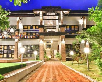 어보브 더 시 매사리앙 - 매사리앙 - 건물