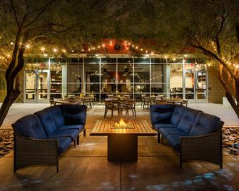 Four Points by Sheraton at Phoenix Mesa Gateway Airport - Mesa - Innenhof