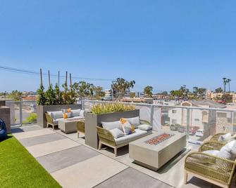 Lux Penthouse~King Beds~Workspaces~Parking~ Near Zoo, Balboa Park! - San Diego - Balcón