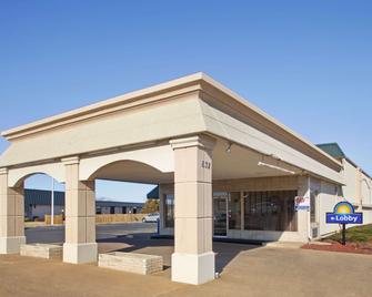 Days Inn by Wyndham Salina South - Salina - Building