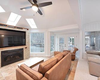 Jackson River Estate Main House Pool, Riverfront, sleeps 15 - Covington - Wohnzimmer