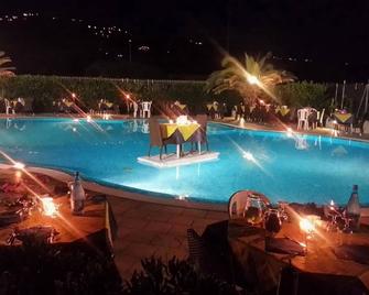 Hotel Residence Riviera Calabra - Zambrone - Басейн