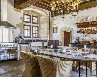 Chateau Du Patrimoine - Gesnes-le-Gandelin - Comedor