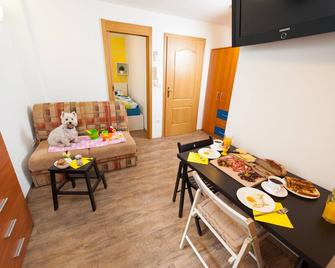 Simple charming ap, AC, free WIFI, LCD TV, 25 m2, new bedroom, fully equipped - Piran - Matsal