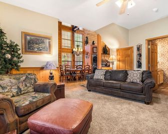 Fireplace, Screened Balcony and Seasonal Pool - Charming Cozy Cabin - Branson - Wohnzimmer