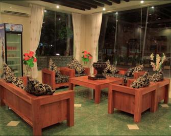 81 Hotel Inlay - Nyaungshwe - Lobby