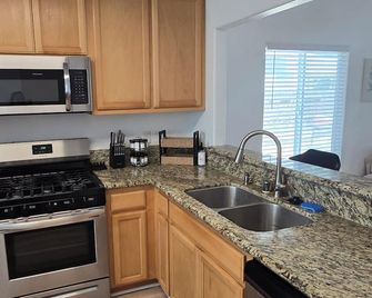 3-bedroom house in Los Banos, close to downtown restaurants and shopping. - Los Banos - Keuken