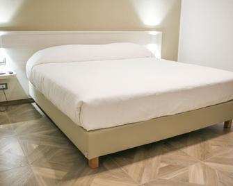 Hotel Donatello - Modena - Bedroom