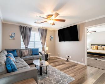 Spacious beautiful home near Kalahari Resorts (9min) - Round Rock - Living room