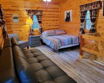 Cozy Cabin Down on the Farm - French Creek - Bedroom