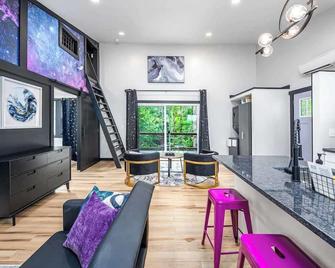 Two Tree Houses - Galaxy & Full Bloom - Pittsboro - Sala de estar