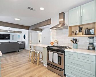 Beautiful home with pool near Kemah Boardwalk - Kemah - Kitchen