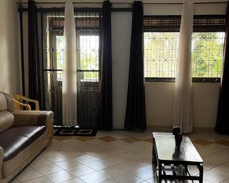 Inviting 3-Bed House in Akright City Jennifers - Kisubi - Sala de estar